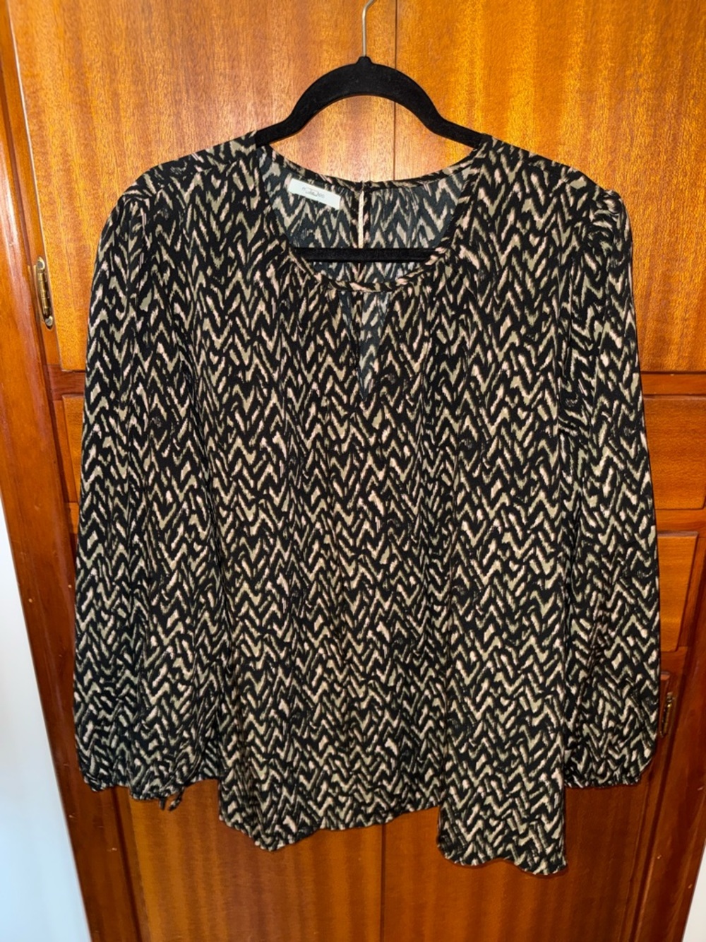 Women’s Black and Tan Patterned Long Sleeve Blouse
